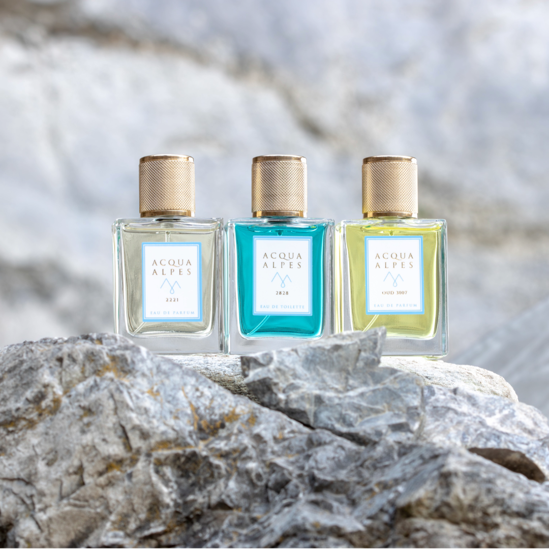 Drei exklusive Acqua Alpes Parfums vor alpiner Steinlandschaft – Sinnbild für Nischendüfte